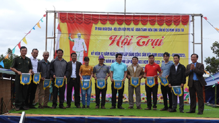 Hội trại chào mừng kỷ niệm 15 năm ngày thành lập xã Ea Tir